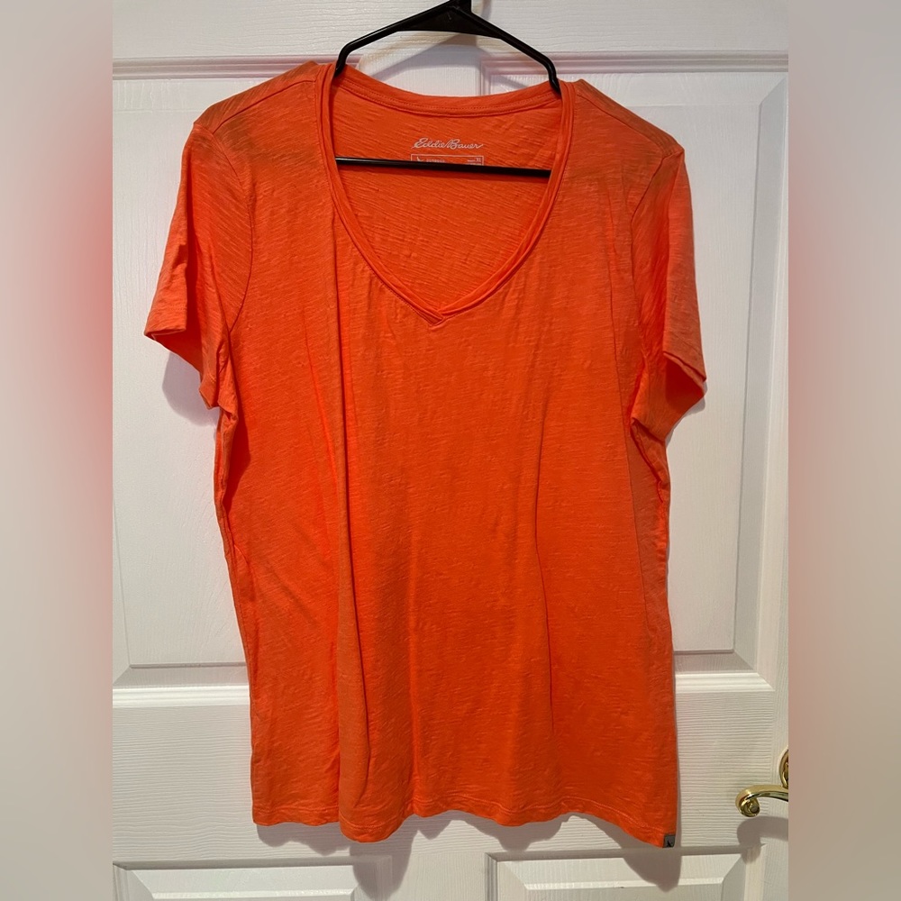 Eddie Bauer ladies short sleeve, v-neck blouse. Orange color. Size XL